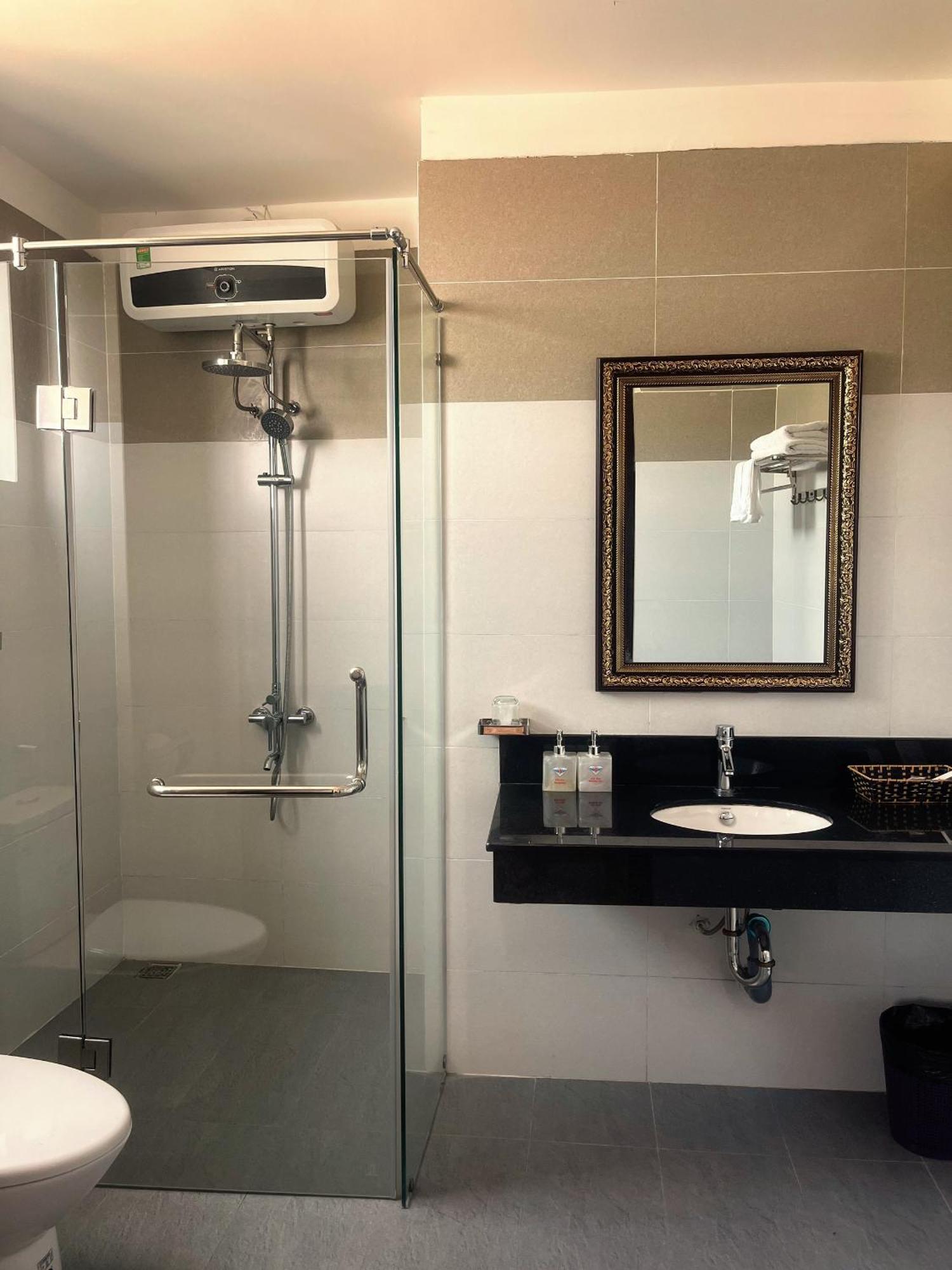 Hotel Khach San Hoa Binh Quang Tri Dong Ha Esterno foto